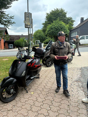 "Bruder" Herbert hat ein waches Auge darauf.