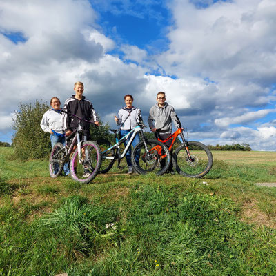 von links nach rechts, stv. Schriftführerin Dunja Oestreich, Yann Oestreich, stv. OV Bianca Katzmarzik, Tom Schneider
