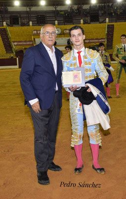 Juan Jesús Rodríguez "3ª Clasificado"; Entregó: D. Eduardo Ordoñez, Presidente de la A.A.E.T. 'Pedro Romero' y Presidente de la Asociación Nuevos Valores del Toreo y Fomento de la Fiesta.