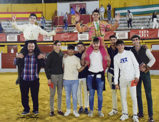 Los triunfadores a hombros