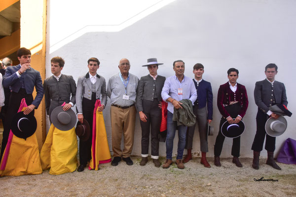 Los alumnos con el presidente d. Eduardo Ordoñez y el Secretario General, D. David Gil