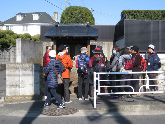 今宿村の双体道祖神前で