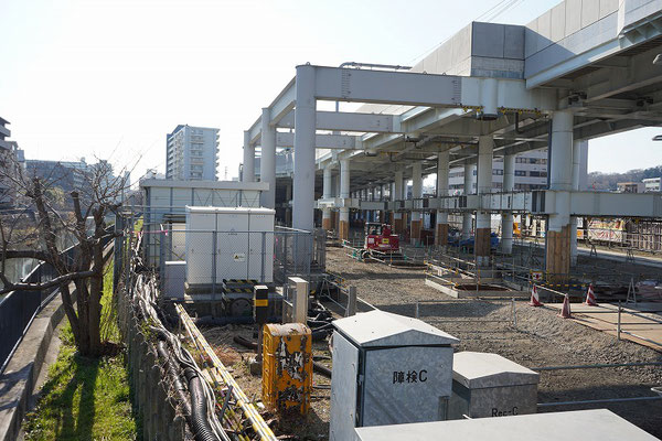 星川駅は高架になりました。高架下の活用は今後の課題のようです。