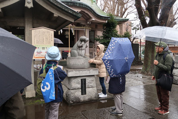 狛ねずみ像をくるくる