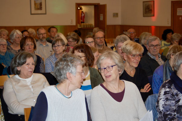 Rund 90 Besucher:innen waren zur Lesung in den Fuhlenbrock gekommen.