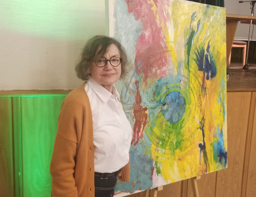 Künstlerin Stefanie Fuchs mit ihrem Bild "Chartres"