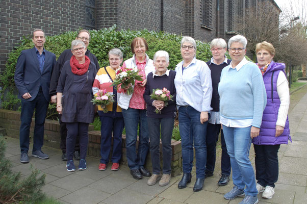 Alter Vorstand und neues Leitungsteam mit Caritasdirektor Dr. Andreas Trynogga, Pastor Andreas Willenberg, Margret Zerres und Gudrun Höpfner (v.l.)