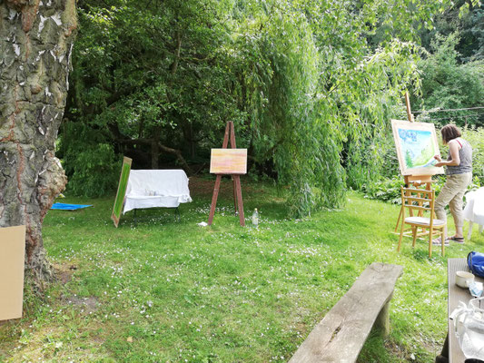 Malen mit Farben in der Natur macht Spaß