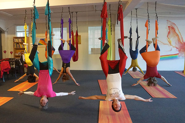 Bilder aus Hilde Armbrusters Kurs Aerial Yoga