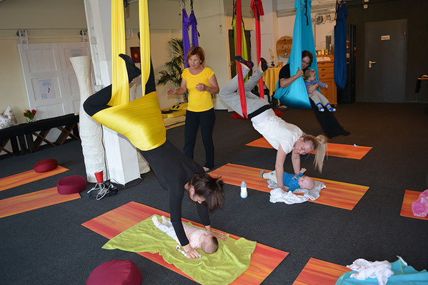 Hilde Armbrusters Kurs Aerial Yoga mit Babies