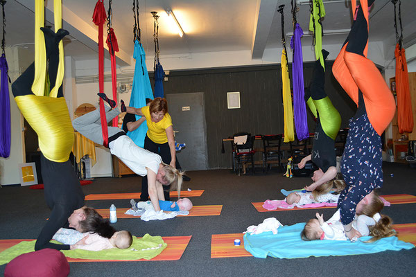 Hilde Armbrusters Kurs Aerial Yoga mit Babies