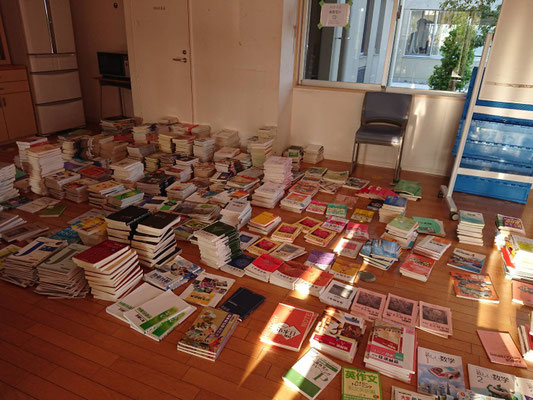 大量の教科書や参考書。