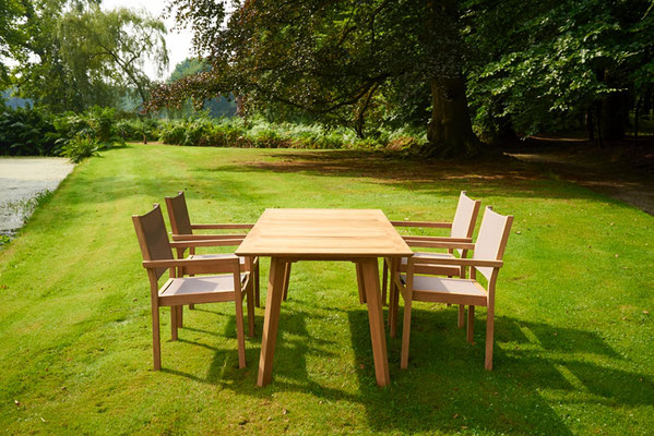 Tische, Stühle und Sonnenliegen der Serie Luna von Traditional Teak. Hochwertige Gartenmöbel von Teak & More in Gobelsburg, nähe Wien.