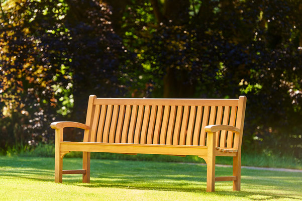 Sonnenliegen, Bänke, Tische und Stühle der Serie Victoria von Traditional Teak. Hochwertige Gartenmöbel von Teak & More in Gobelsburg, nähe Wien.