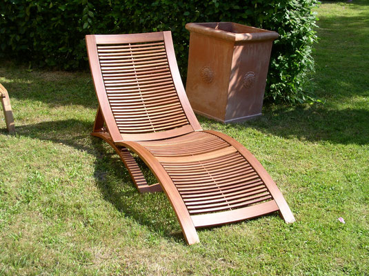 Sonnenliegen, Tische und Stühle von Teak Premium. Hochwertige Gartenmöbel von Teak & More in Gobelsburg, nähe Wien.