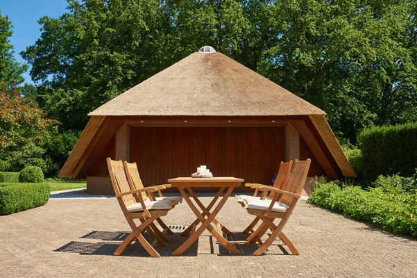 Sonnenliegen, Bänke, Tische und Stühle der Serie Victoria von Traditional Teak. Hochwertige Gartenmöbel von Teak & More in Gobelsburg, nähe Wien.