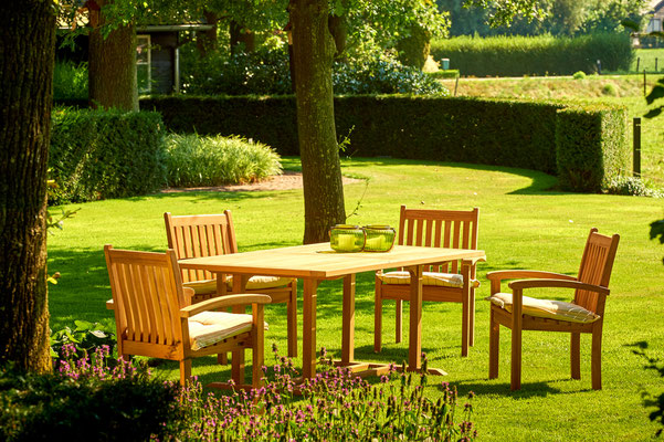 Tische der Serie Soraya von Traditional Teak. Hochwertige Gartenmöbel von Teak & More in Gobelsburg, nähe Wien.