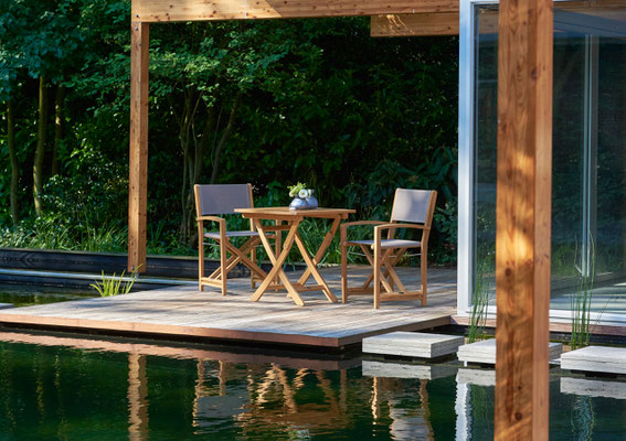 Stühle, Bänke und Sonnenliegen der Serie Kate von Traditional Teak. Hochwertige Gartenmöbel von Teak & More in Gobelsburg, nähe Wien.