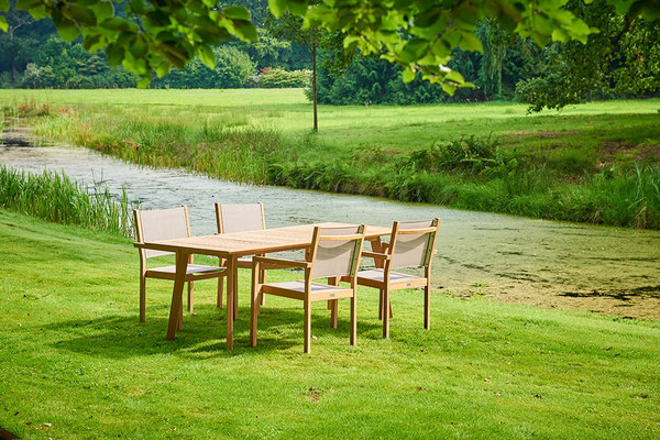 Tische, Stühle und Sonnenliegen der Serie Luna von Traditional Teak. Hochwertige Gartenmöbel von Teak & More in Gobelsburg, nähe Wien.