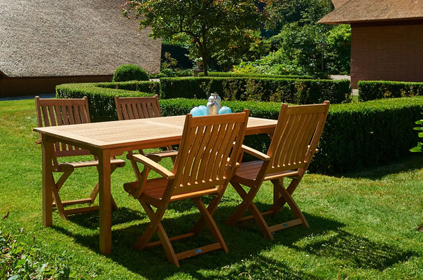 Sonnenliegen, Bänke, Tische und Stühle der Serie Victoria von Traditional Teak. Hochwertige Gartenmöbel von Teak & More in Gobelsburg, nähe Wien.