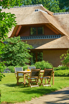 Tische der Serie Theodora von Traditional Teak. Hochwertige Gartenmöbel von Teak & More in Gobelsburg, nähe Wien.