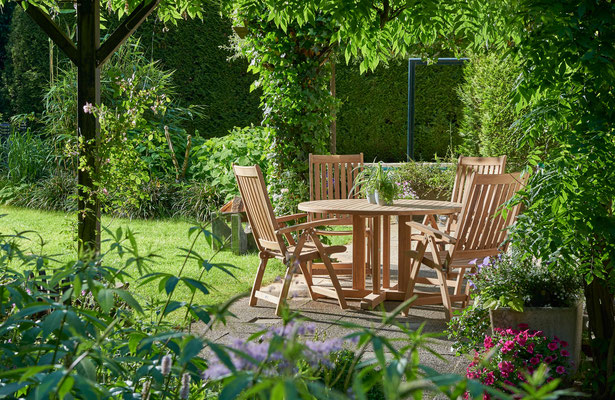 Tische der Serie William von Traditional Teak. Hochwertige Gartenmöbel von Teak & More in Gobelsburg, nähe Wien.