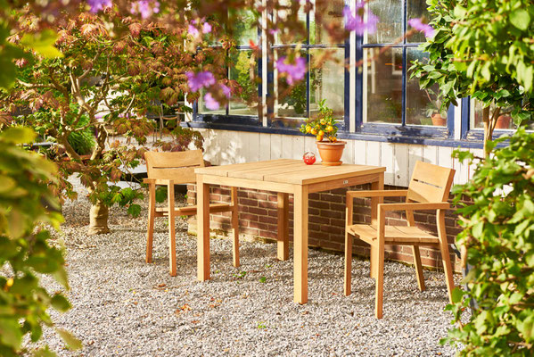 Tische der Serie Floris von Traditional Teak. Hochwertige Gartenmöbel von Teak & More in Gobelsburg, nähe Wien.