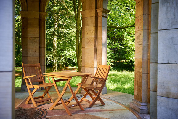 Tische und Stühle der Serie Alexia von Traditional Teak. Hochwertige Gartenmöbel von Teak & More in Gobelsburg, nähe Wien.