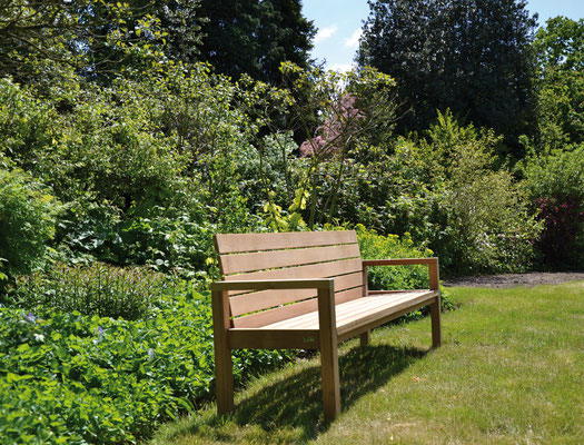 Tische, Stühle und Lounge-Möbel der Serie Maxima von Traditional Teak. Hochwertige Gartenmöbel von Teak & More in Gobelsburg, nähe Wien.