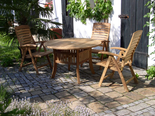 Sonnenliegen, Tische und Stühle von Teak Premium. Hochwertige Gartenmöbel von Teak & More in Gobelsburg, nähe Wien.