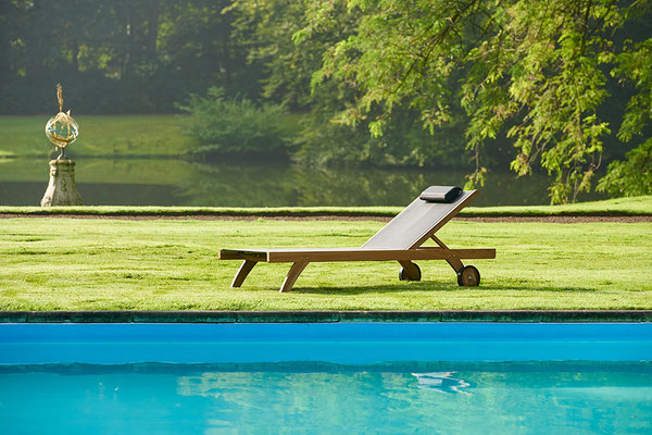 Stühle, Bänke und Sonnenliegen der Serie Kate von Traditional Teak. Hochwertige Gartenmöbel von Teak & More in Gobelsburg, nähe Wien.