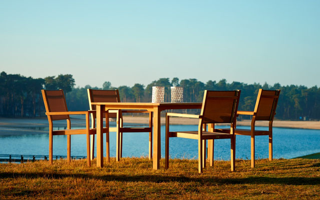 Stühle, Bänke und Sonnenliegen der Serie Kate von Traditional Teak. Hochwertige Gartenmöbel von Teak & More in Gobelsburg, nähe Wien.