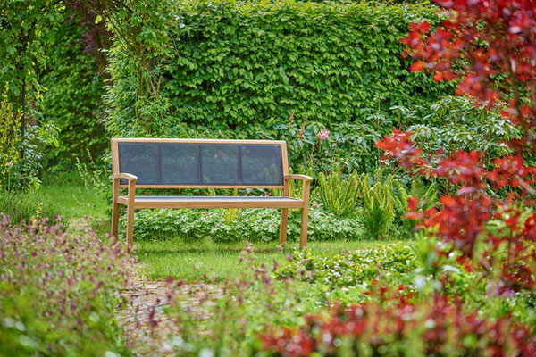 Stühle, Bänke und Sonnenliegen der Serie Kate von Traditional Teak. Hochwertige Gartenmöbel von Teak & More in Gobelsburg, nähe Wien.