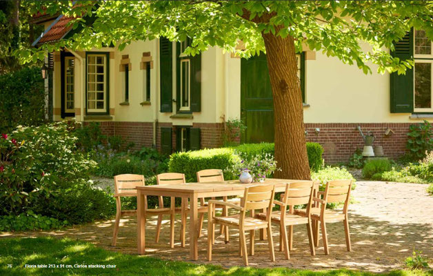 Stühle der Serie Carlos von Traditional Teak. Hochwertige Gartenmöbel von Teak & More in Gobelsburg, nähe Wien.