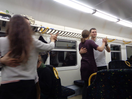 beim Tanzen im Zug
