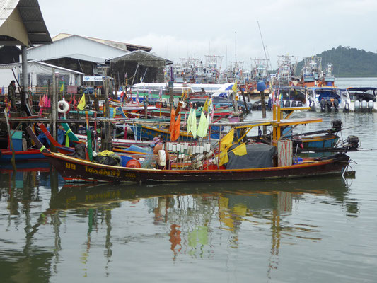 Die Fischerboote liegen an Land