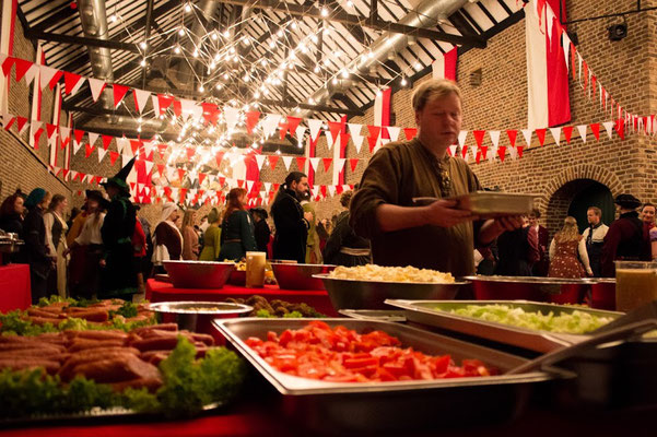 Foto vom Buffet im Winkelsaal während Gäste sich Essen holen.