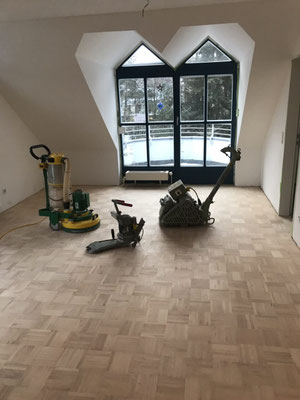 Boden abschleifen