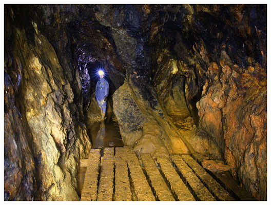 verbühnter und vollständig mit Schlamm gefüllter Schacht auf der unteren Sohle