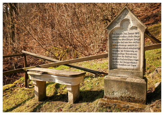 Der Hengst-Gedenkstein erinnert an den Obersteiger Hengst, der 1845 bei Erkundungen 16 Meter in einen alten Grubenbau stürzte und dies unbeschadet überlebte. 