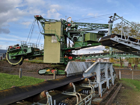 Schaufelradbagger und Förderbandanlage