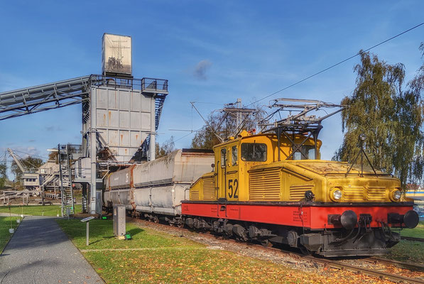 Lok 52, gebaut 1957 von Krupp, mit einem Kohlezug an der Kohleverladung