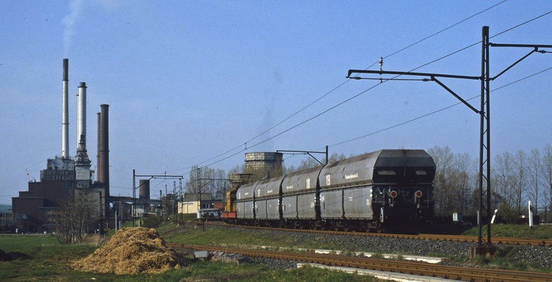 Kohlezug auf dem Weg zum Kraftwerk Borken (1987) (Foto: Steamy)