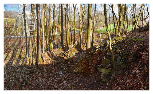 Der Kalkschneller ist ebenso wie das ehem. Köhler'sche Wohnhaus eine Ruine. Im Hintergrund erkennt man den erhaltenen Marienofen.