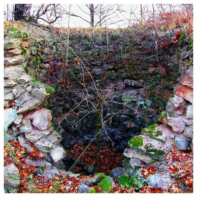 Einer der drei Brennkessel des Kalkofens (Schneller) des ehemaligen Kalkwerks Heschel