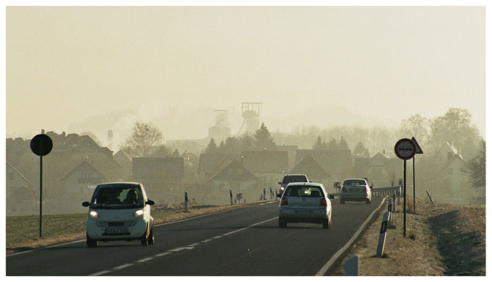 über Jahrzehnte ein vertrauter Anblick: die Fördertürme der Schachtanlage 388/390, hier im Morgendunst von der B172 bei Struppen aus gesehen (2008)