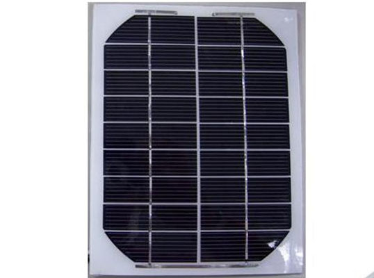 Solarmodule mit Solarzellen in unterschiedlicher Größe, Spannung (Volt), Strom (Ampere) und Leistung (Watt) für verschiedene Anwendungen.