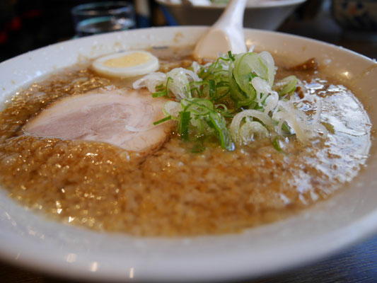 元ラーメン。背脂たっぷりですが、見た目ほどはくどくありません。