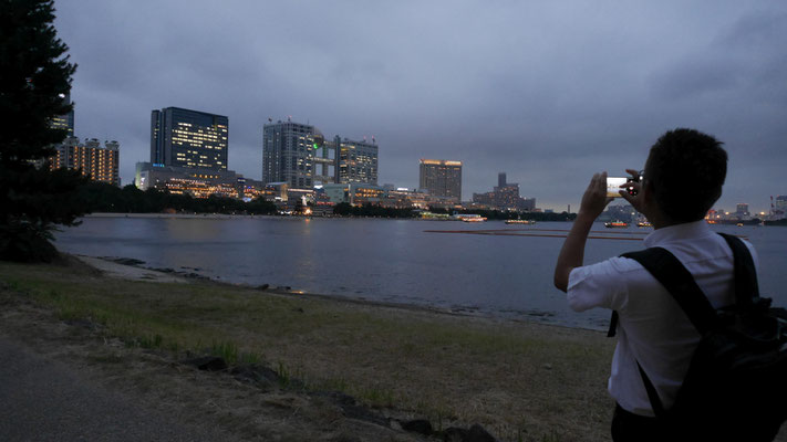 お台場海浜公園沿いには、フジテレビ、デックス、アクアシティお台場などのランドマークが並びます。