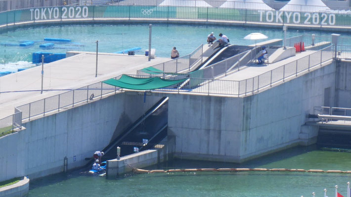 選手たちは、コンベアにカヌーごと乗って、スタート地点に戻る構造になっています。